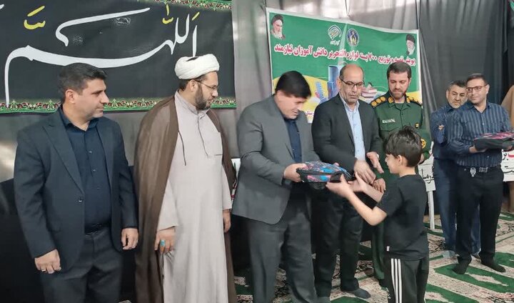 توزیع ۷۰۰ بسته لوازمالتحریردر بین دانشآموزان کم برخودار مهران