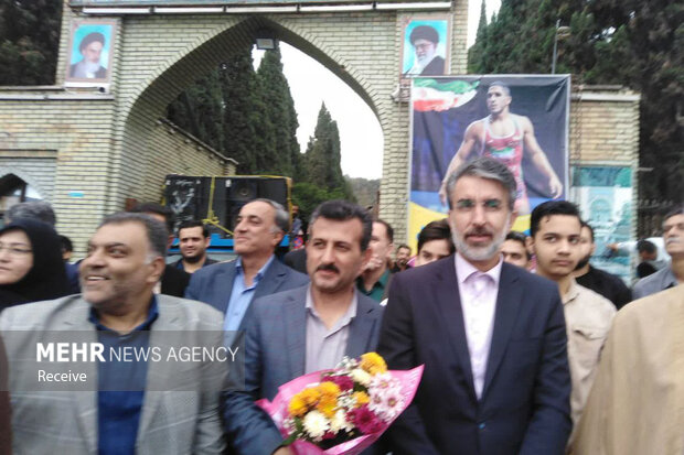 استقبال از رحمان عموزاد قهرمان کشتی جهان در بهشهر