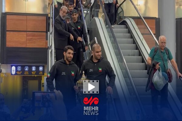 استقبال بی نظیر مردم از قهرمانان کشتی فرنگی ایران استقبال بی نظیر مردم از قهرمانان کشتی فرنگی ایران