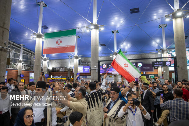اشک شوق مردم از دیدن قهرمانان کشتی؛جام و جشن و لبخندهای شیرین برای وطن