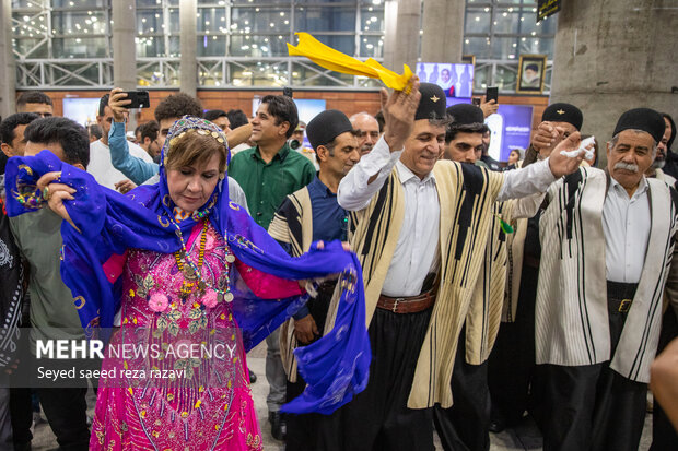 اشک شوق مردم از دیدن قهرمانان کشتی؛جام و جشن و لبخندهای شیرین برای وطن