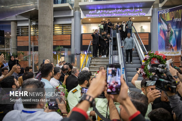 اشک شوق مردم از دیدن قهرمانان کشتی؛جام و جشن و لبخندهای شیرین برای وطن