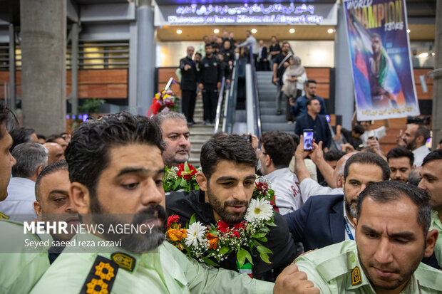 استقبال پرشور از تیم ملی کشتی فرنگی پس از قهرمانی در جهان