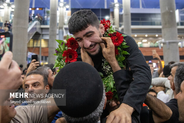 اشک شوق مردم از دیدن قهرمانان کشتی؛جام و جشن و لبخندهای شیرین برای وطن