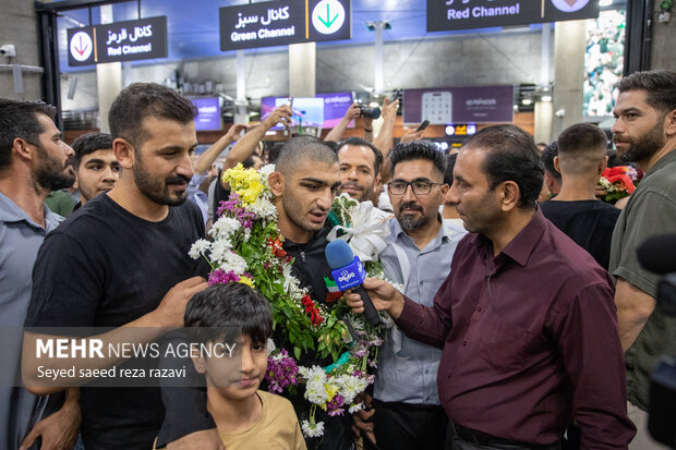 استقبال پرشور از تیم ملی کشتی فرنگی پس از قهرمانی در جهان