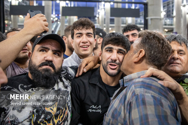 استقبال پرشور از تیم ملی کشتی فرنگی پس از قهرمانی در جهان