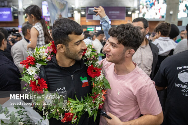 استقبال پرشور از تیم ملی کشتی فرنگی پس از قهرمانی در جهان