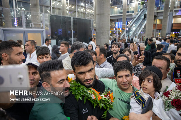 استقبال پرشور از تیم ملی کشتی فرنگی پس از قهرمانی در جهان