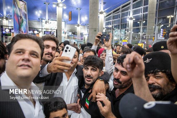 اشک شوق مردم از دیدن قهرمانان کشتی؛جام و جشن و لبخندهای شیرین برای وطن