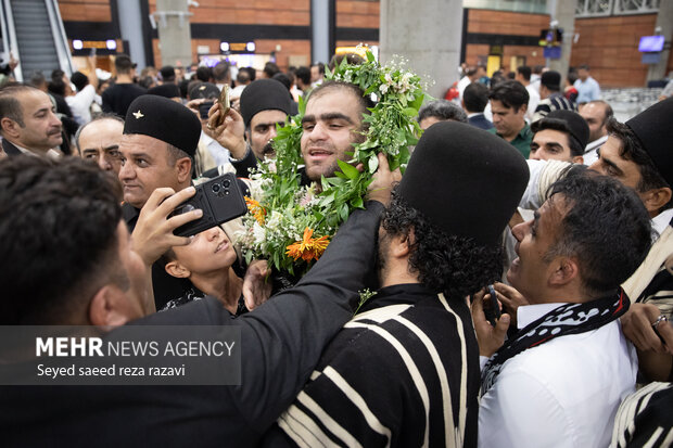 اشک شوق مردم از دیدن قهرمانان کشتی؛جام و جشن و لبخندهای شیرین برای وطن