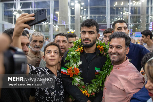استقبال پرشور از تیم ملی کشتی فرنگی پس از قهرمانی در جهان