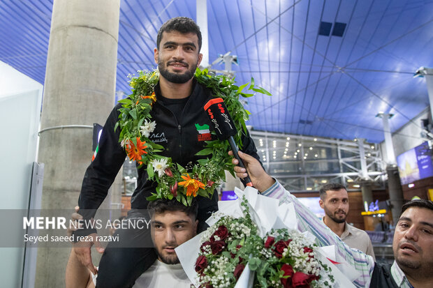 اشک شوق مردم از دیدن قهرمانان کشتی؛جام و جشن و لبخندهای شیرین برای وطن