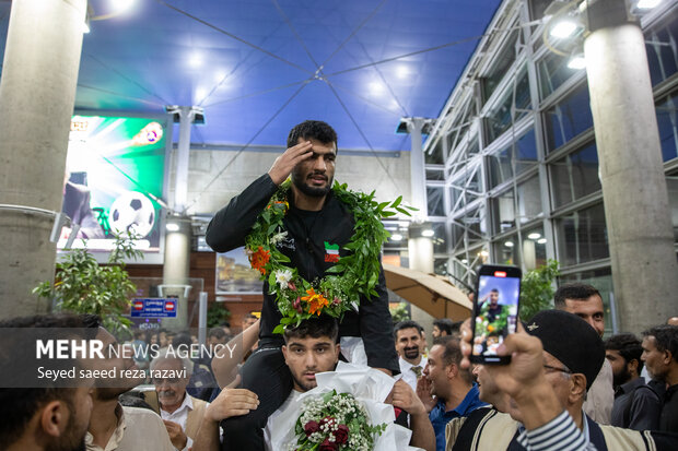 استقبال پرشور از تیم ملی کشتی فرنگی پس از قهرمانی در جهان