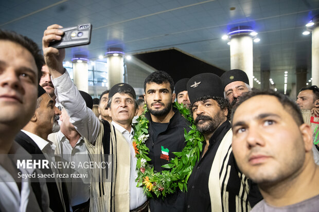 استقبال پرشور از تیم ملی کشتی فرنگی پس از قهرمانی در جهان