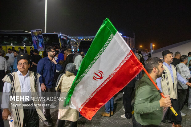 اشک شوق مردم از دیدن قهرمانان کشتی؛جام و جشن و لبخندهای شیرین برای وطن