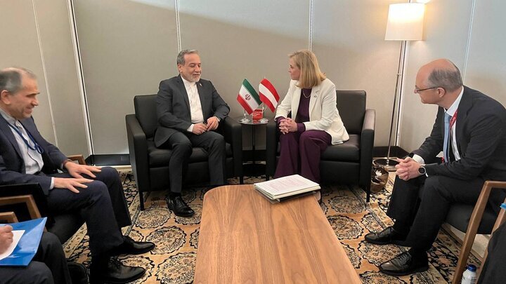 Iranian, Austrian FMs hold talks in New York