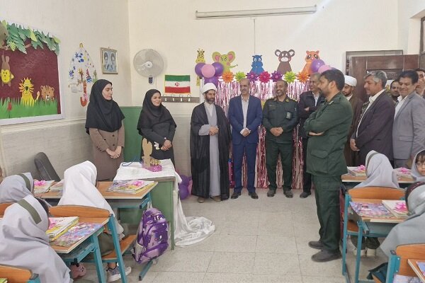 جشن شکوفه ها همزمان با آغاز سال تحصیلی در هیرمند برگزار شد
