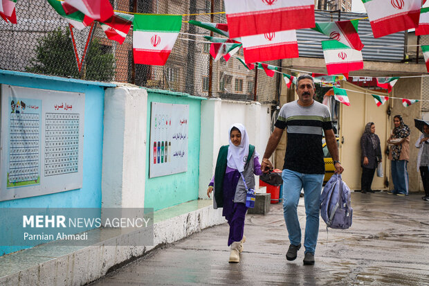 آغاز سال تحصیلی بارانی در آمل