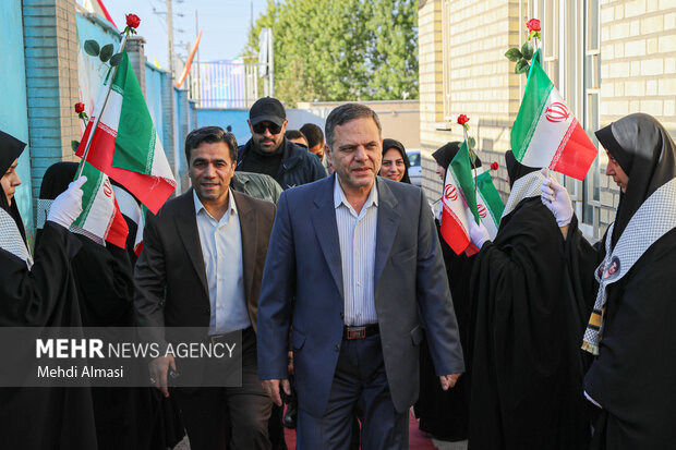 آغاز سال تحصیلی جدید استان زنجان با نواختن زنگ ایثار و مقاومت