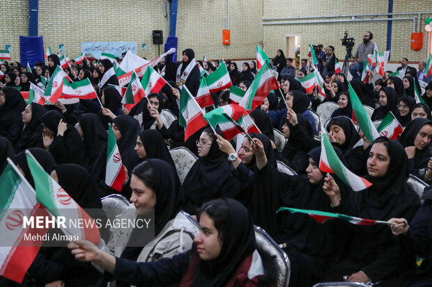 آغاز سال تحصیلی جدید استان زنجان با نواختن زنگ ایثار و مقاومت