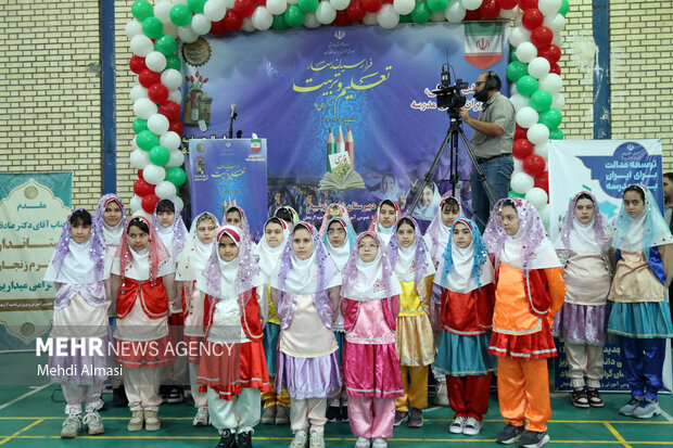 آغاز سال تحصیلی جدید استان زنجان با نواختن زنگ ایثار و مقاومت