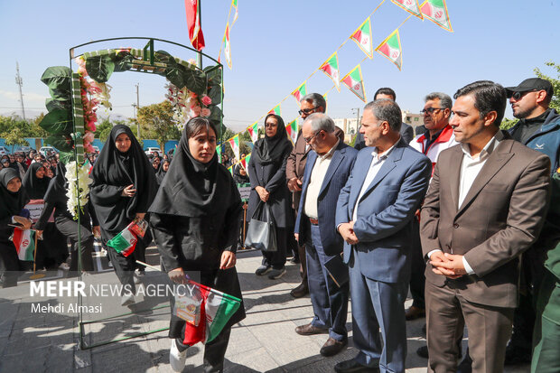 آغاز سال تحصیلی جدید استان زنجان با نواختن زنگ ایثار و مقاومت