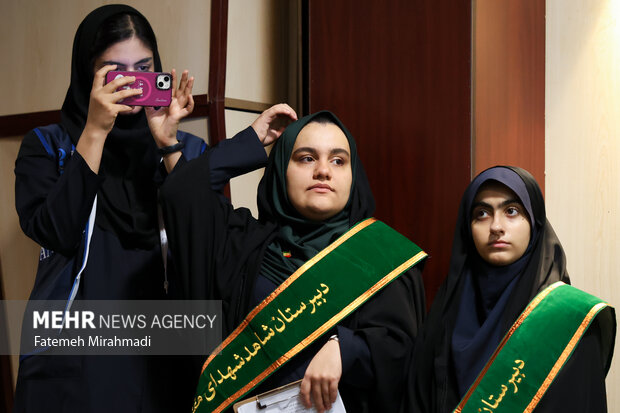 مراسم نواختن زنگ ایثار در دبیرستان شاهد شهدای هفتم تیر