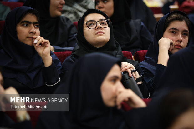 مراسم نواختن زنگ ایثار در دبیرستان شاهد شهدای هفتم تیر