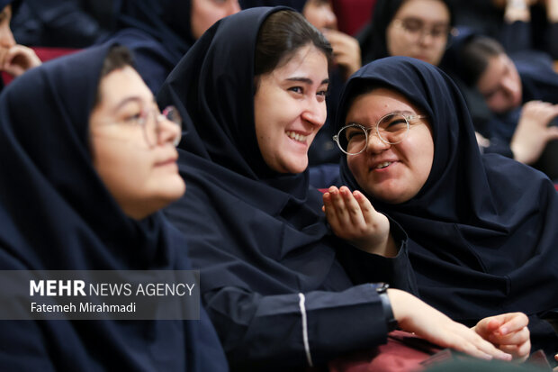 مراسم نواختن زنگ ایثار در دبیرستان شاهد شهدای هفتم تیر