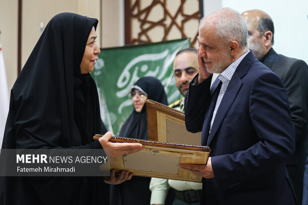 مراسم نواختن زنگ ایثار در دبیرستان شاهد شهدای هفتم تیر