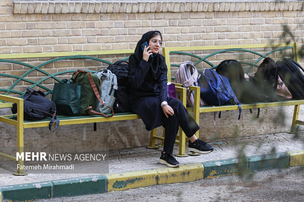 مراسم نواختن زنگ ایثار در دبیرستان شاهد شهدای هفتم تیر