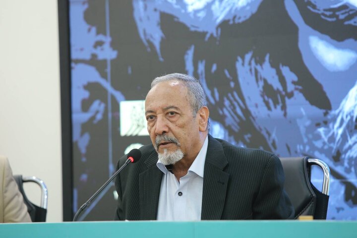 شعر فارسی منزوی، مرهون شعر ترکی او؛ نوگرایی ویژگی خاص شعر منزوی است