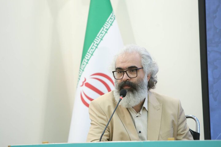 شعر فارسی منزوی، مرهون شعر ترکی او؛ نوگرایی ویژگی خاص شعر منزوی است