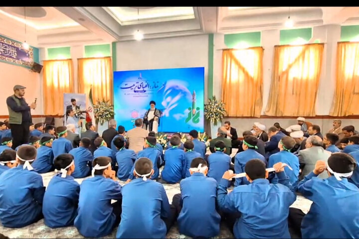 زنگ نماز با حضور آیت الله علم الهدی در مدرسه پسرانه حاج حسن برزگر