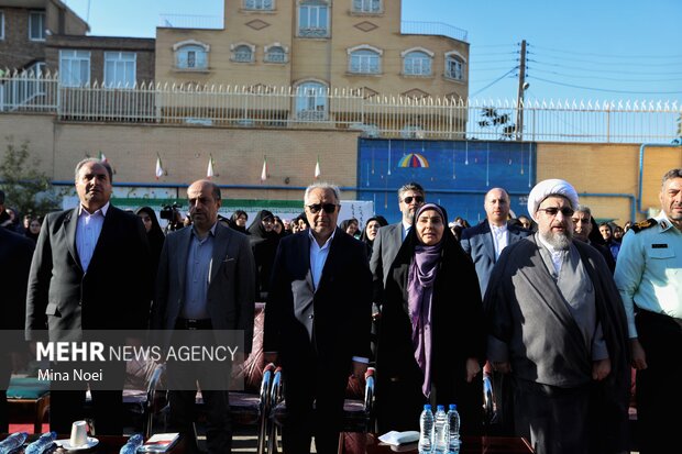 آیین نواخته شدن زنگ مهر و مقاومت با حضور وزیر راه و شهرسازی در تبریز