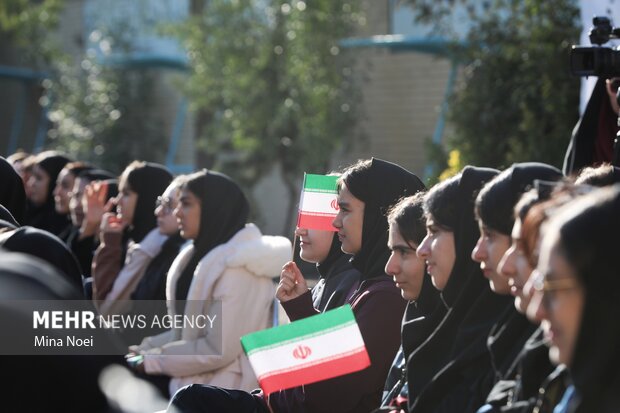 آیین نواخته شدن زنگ مهر و مقاومت با حضور وزیر راه و شهرسازی در تبریز
