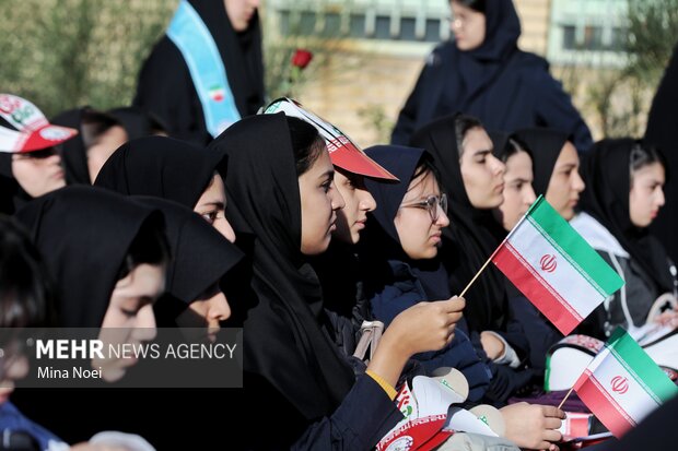 آیین نواخته شدن زنگ مهر و مقاومت با حضور وزیر راه و شهرسازی در تبریز
