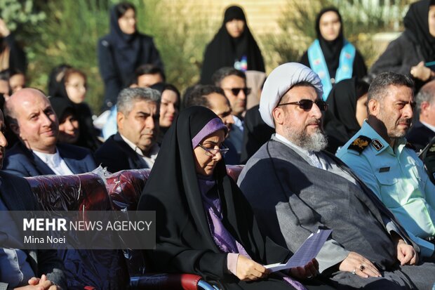 آیین نواخته شدن زنگ مهر و مقاومت با حضور وزیر راه و شهرسازی در تبریز