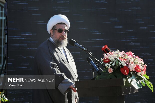 آیین نواخته شدن زنگ مهر و مقاومت با حضور وزیر راه و شهرسازی در تبریز