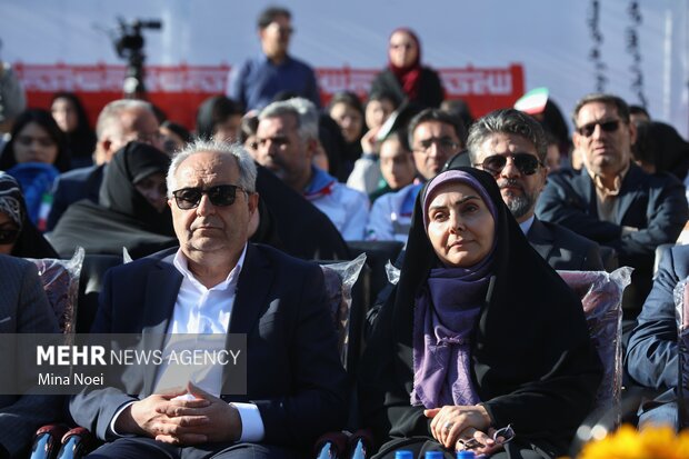 آیین نواخته شدن زنگ مهر و مقاومت با حضور وزیر راه و شهرسازی در تبریز