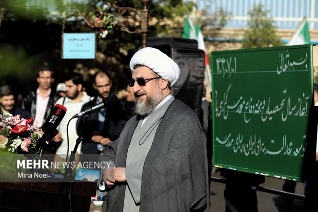 آیین نواخته شدن زنگ مهر و مقاومت با حضور وزیر راه و شهرسازی در تبریز