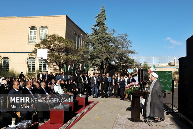 آیین نواخته شدن زنگ مهر و مقاومت با حضور وزیر راه و شهرسازی در تبریز