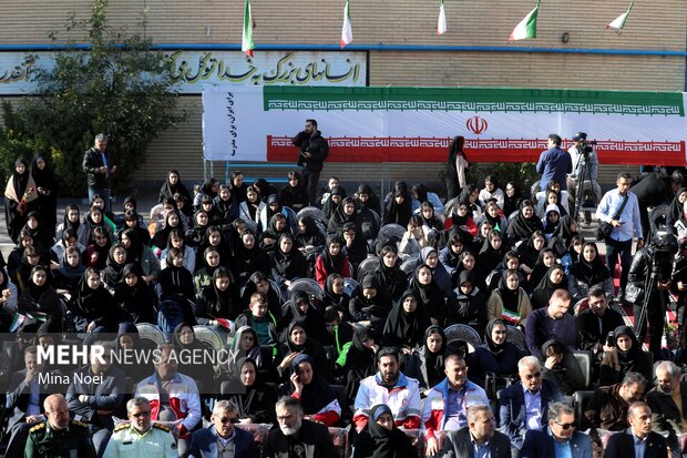 آیین نواخته شدن زنگ مهر و مقاومت با حضور وزیر راه و شهرسازی در تبریز
