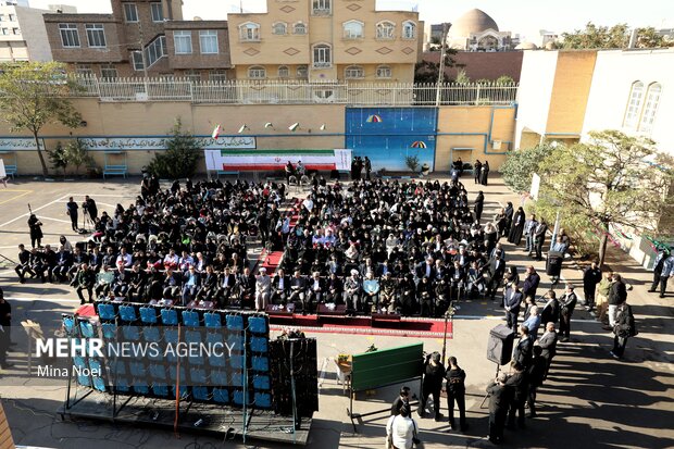 آیین نواخته شدن زنگ مهر و مقاومت با حضور وزیر راه و شهرسازی در تبریز