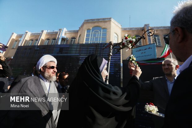 آیین نواخته شدن زنگ مهر و مقاومت با حضور وزیر راه و شهرسازی در تبریز