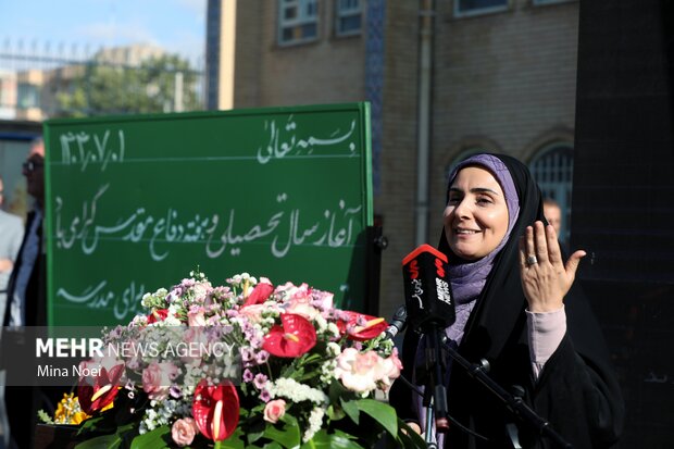 آیین نواخته شدن زنگ مهر و مقاومت با حضور وزیر راه و شهرسازی در تبریز