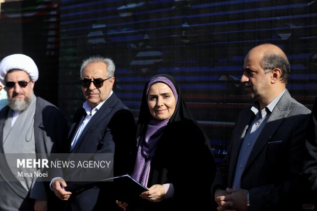آیین نواخته شدن زنگ مهر و مقاومت با حضور وزیر راه و شهرسازی در تبریز