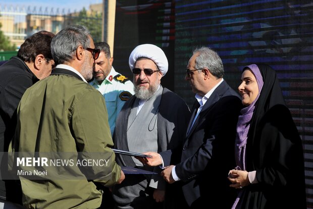 آیین نواخته شدن زنگ مهر و مقاومت با حضور وزیر راه و شهرسازی در تبریز