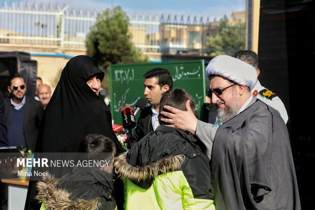 آیین نواخته شدن زنگ مهر و مقاومت با حضور وزیر راه و شهرسازی در تبریز