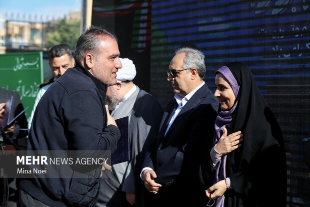 آیین نواخته شدن زنگ مهر و مقاومت با حضور وزیر راه و شهرسازی در تبریز